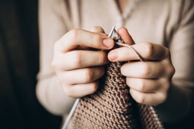 Çocukların elinde örgü iğneleri var. Yakın plan. Hobi kavramı, yaratıcılık, nakış, el işi..