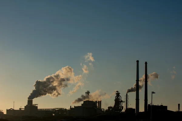Günbatımı duman bacaları gösterilen çelik fabrikası'nda