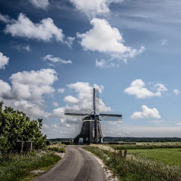Alte Windmühle vor blauem Himmel — Stockfoto