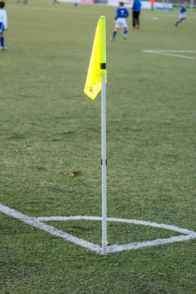 Linee e bandiera d'angolo sul campo da calcio — Foto Stock