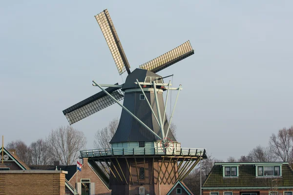 Por do sol com moinho de vento holandês velho — Fotografia de Stock