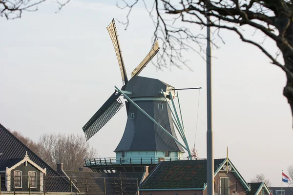 Por do sol com moinho de vento holandês velho — Fotografia de Stock