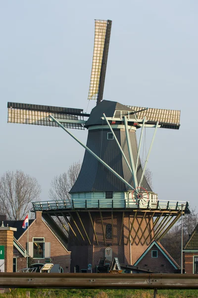Coucher de soleil avec vieux moulin hollandais — Photo