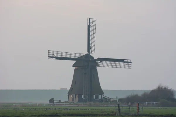 Günbatımı ile eski Hollanda yel değirmeni — Stok fotoğraf