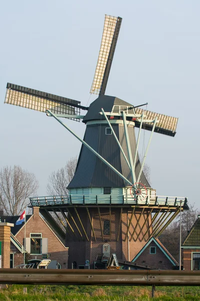 Sonnenuntergang mit alter holländischer Windmühle — Stockfoto