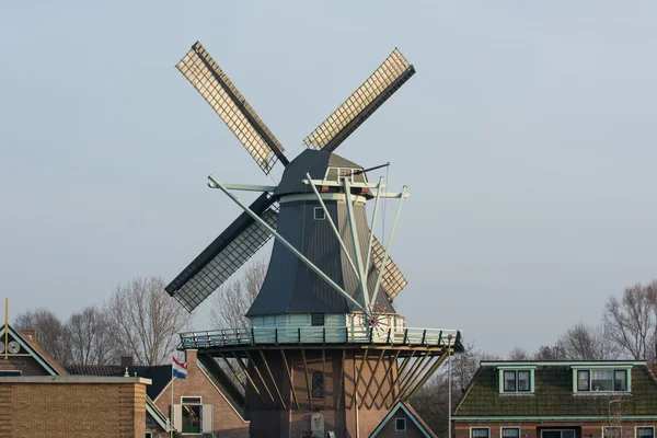 Sonnenuntergang mit alter holländischer Windmühle — Stockfoto