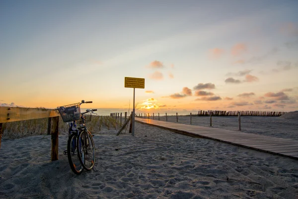 Trä gångväg till stranden i solnedgången — Stockfoto