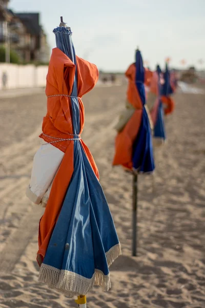Vid slutet av dagen parasoll på stranden — Stockfoto
