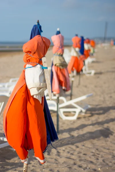 Vid slutet av dagen parasoll på stranden — Stockfoto