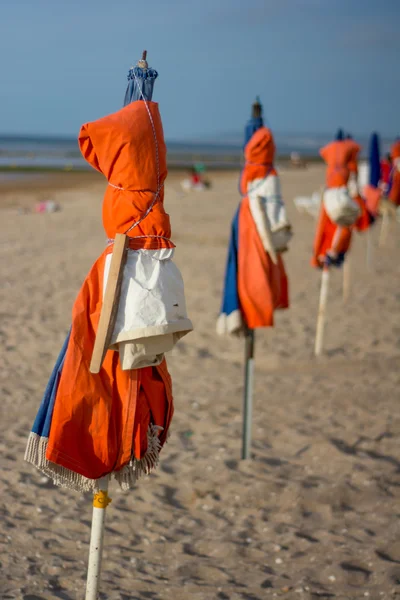 Sombrillas de playa al final del día —  Fotos de Stock