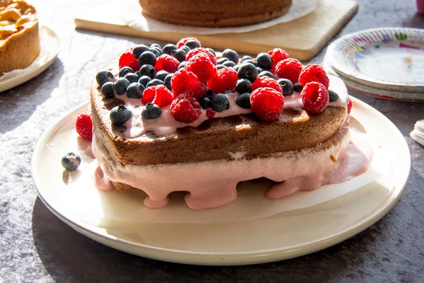 Torta a forma di cuore con decorazione — Foto Stock