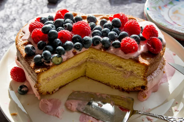 Torta a forma di cuore con decorazione — Foto Stock