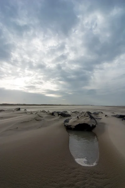 Dramatische hemel en zeegezicht op strand — Stockfoto