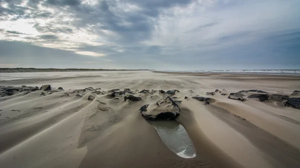 Dramatische hemel en zeegezicht op strand — Stockfoto