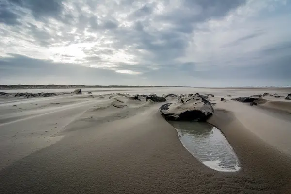 Dramatyczne niebo i pejzaż morski na plaży — Zdjęcie stockowe