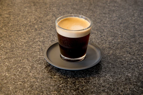 Tasse de café sur le comptoir de cuisine Images De Stock Libres De Droits