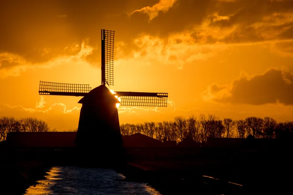 Голландская ветряная мельница с подсветкой — стоковое фото