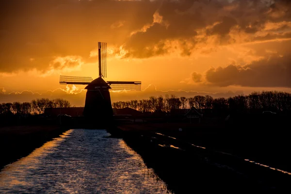 Moulin à vent néerlandais rétroéclairé au lever du soleil — Photo