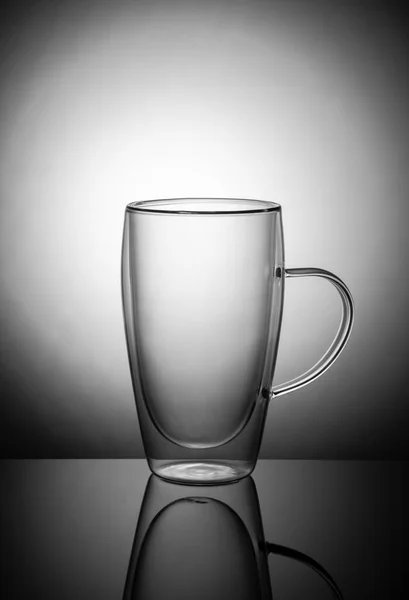 梯度背景下的玻璃杯 — 图库照片