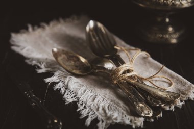 Tahta masadaki eski çatallar ve kaşıklar. Eski tarz çekimler.