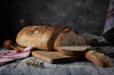 Tahta bir masada taze kesilmiş ekmek.