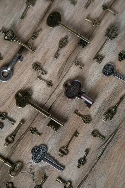 Sleutels Van Verschillende Afmetingen Een Houten Ondergrond — Stockfoto