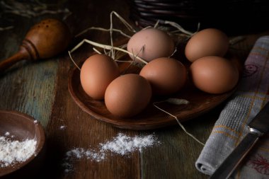 Tahta masada kahverengi tavuk yumurtası.