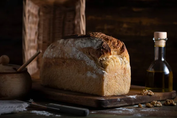 Pão Fresco Uma Mesa Madeira Estilo Rústico — Fotografia de Stock