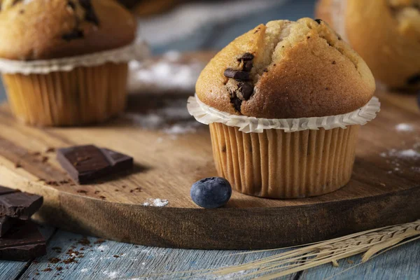 Verse Muffins Chocolade Een Houten Tafel — Stockfoto