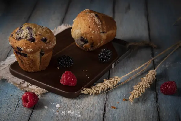 Cupcakes Och Färska Bär Ett Träbord — Stockfoto