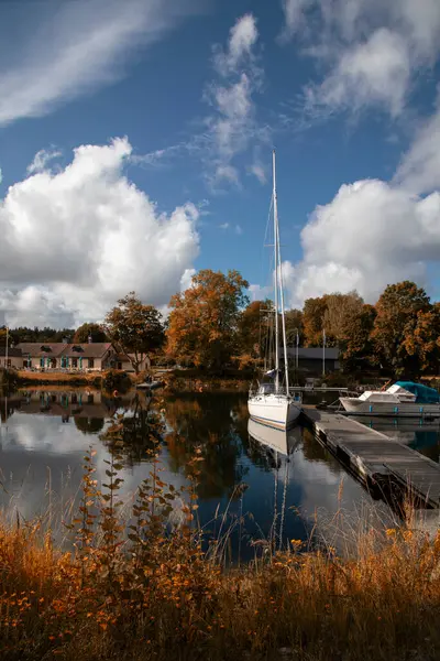 Cielo Azul Sobre Lago Otoño — Foto de Stock