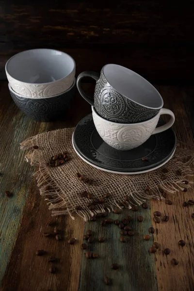 Керамическая Посуда Разбросанные Кофейные Зерна Деревянном Столе — стоковое фото