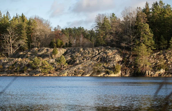 Rotsachtige Oever Van Het Meer Herfst Dag — Stockfoto