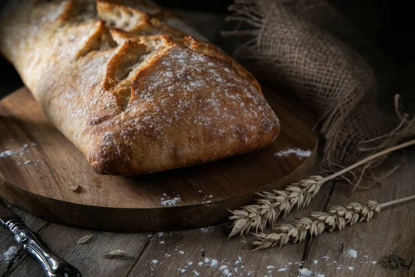 Pão Fresco Uma Mesa Madeira Estilo Rústico — Fotografia de Stock