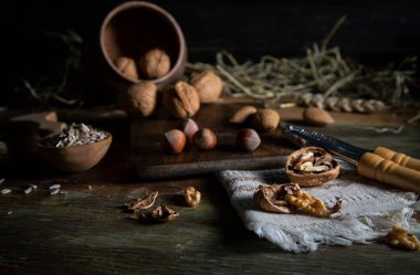 Taşralı bir masada fındık ve ayçekirdeği.