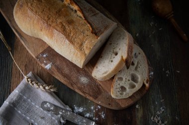 Koyu ahşap bir masada taze beyaz ekmek