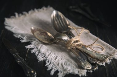 Tahta masadaki eski çatallar ve kaşıklar