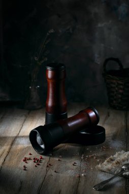 Kırsal bir masada biber ve tuz değirmenleri