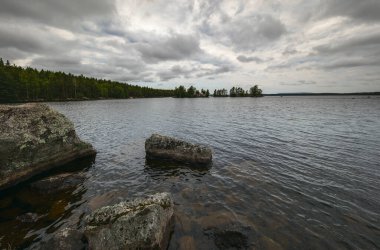 Bir sonbahar günü gölün üzerinde bulutlu bir gökyüzü
