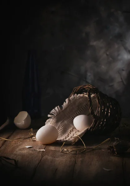 Ovos Frango Brancos Perto Uma Cesta Vime Uma Mesa Rústica — Fotografia de Stock