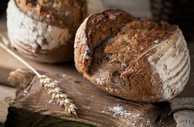 Tahta bir masada taze ekmek.
