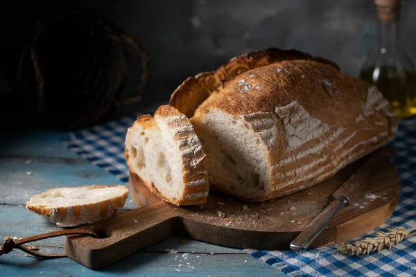 Vers Gesneden Brood Een Houten Snijplank — Stockfoto