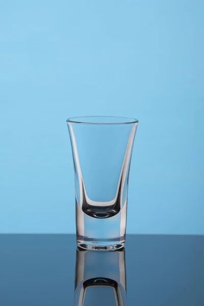 Стеклянный Стакан Синем Фоне — стоковое фото