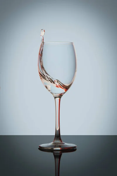 ガラスワイングラスの中の水のスプラッシュ — ストック写真