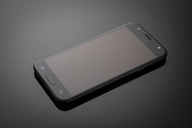 Gri gradyan arkaplanda siyah akıllı telefon