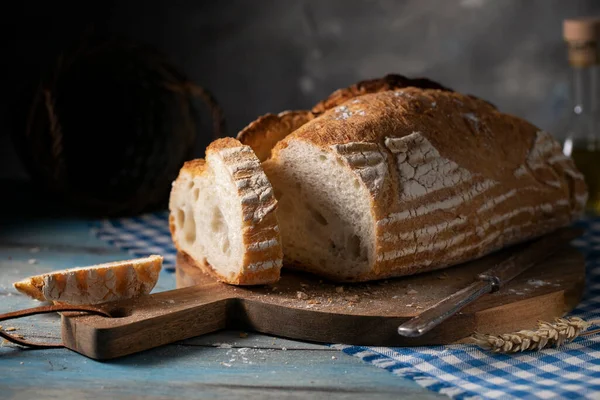 Wit Gesneden Brood Een Rustieke Tafel — Stockfoto