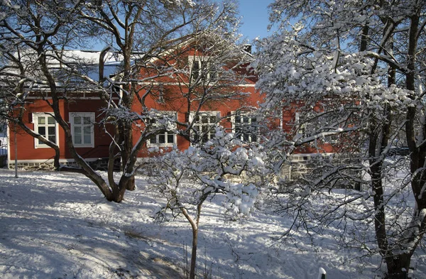 Neve Coberto Árvores Casa Vermelha Manhã Inverno — Fotografia de Stock