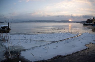 Sabahın erken saatlerinde donmuş göl kıyısı