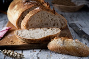 Tahta bir masada dilimlenmiş beyaz ekmek.