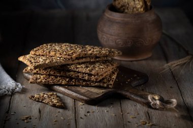 Kırsal bir masada çıtır ekmek tohumları